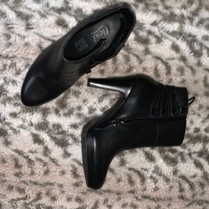 Flexi all black zip up heels
